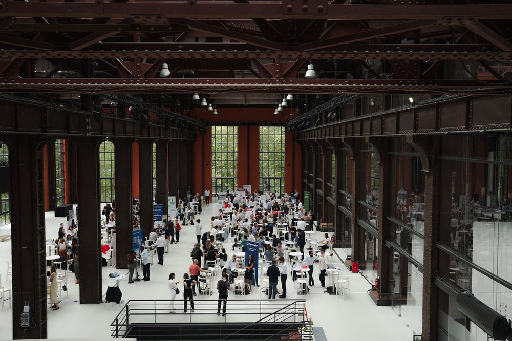 Vue large de la halle de la Cité du Cinéma pendant le Press Dating