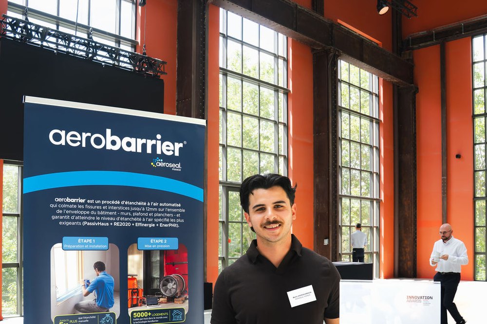 Martin Andriahamison devant le roll-up AeroBarrier, au Press Dating des Innovation Awards