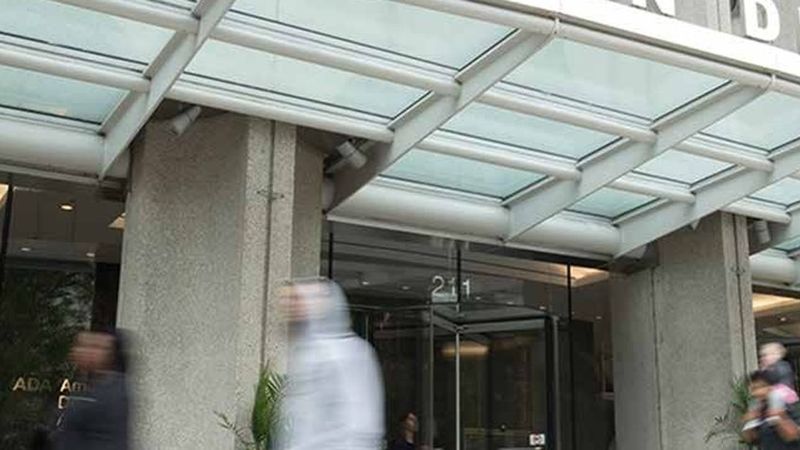 Entrée de l'ADA Building, à Chicago