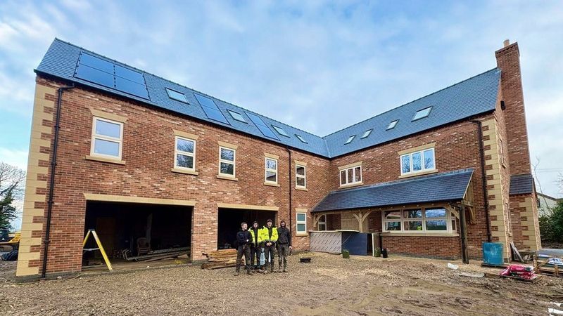 La maison de 900 m² en cours de chantier, avant traitement