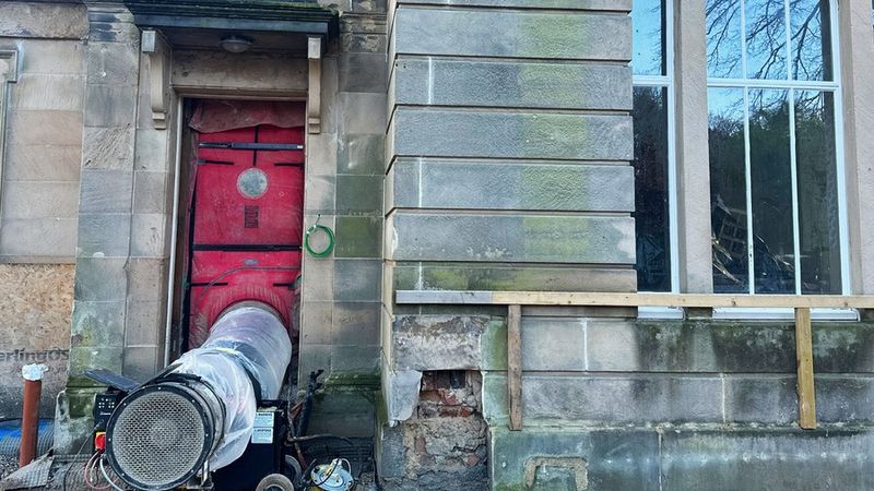 Mise en surpression du bâtiment classé, depuis l'entrée d'origine