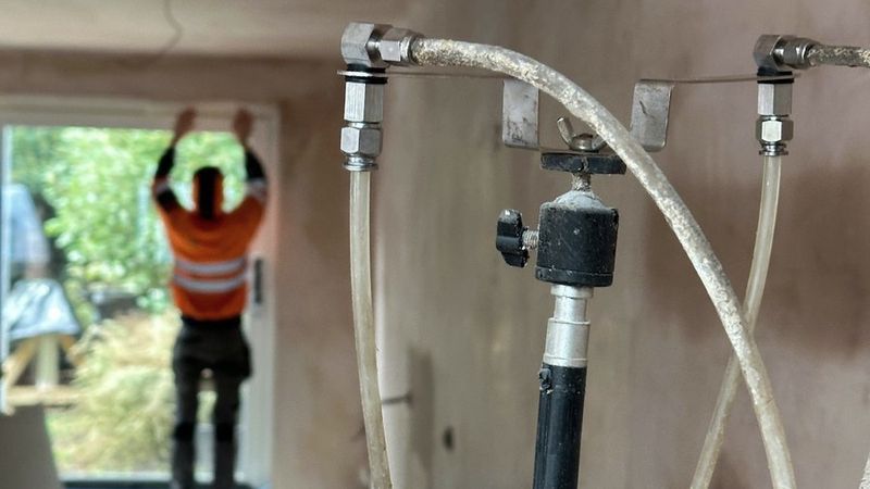 Lignes d'injection en place dans le logement en rénovation