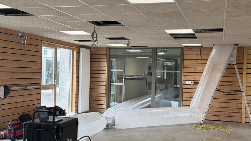 Gaines mises en pression et poste d'injection Aeroseal Duct en place dans le bâtiment