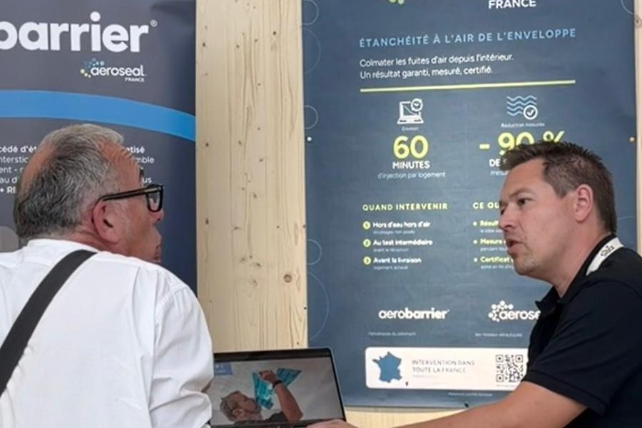 Sébastien Girard en échange avec un visiteur au stand F3